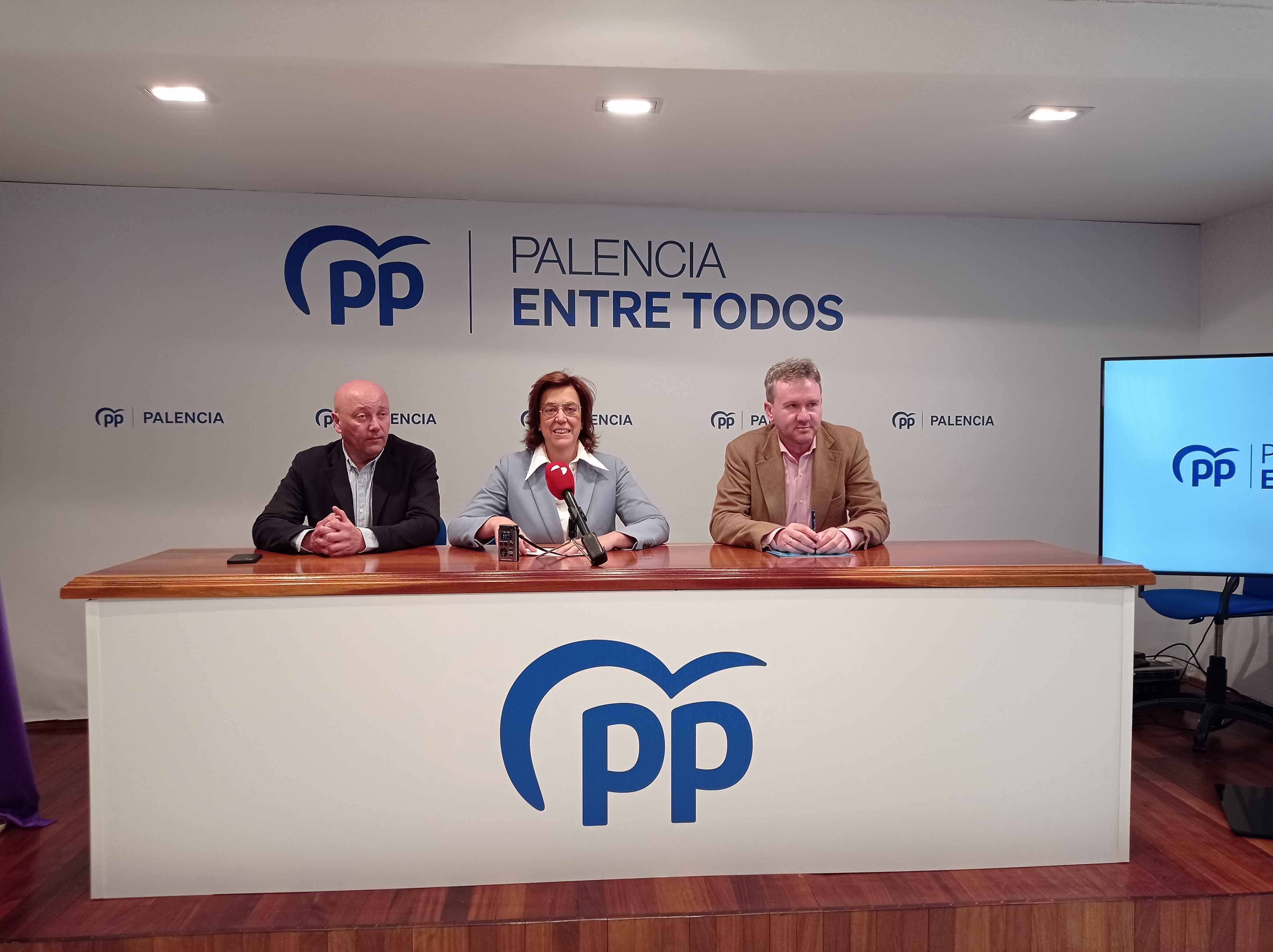 Luis Calderón, Ángeles Armisén y Javier Lacalle en la sede del PP de Palencia