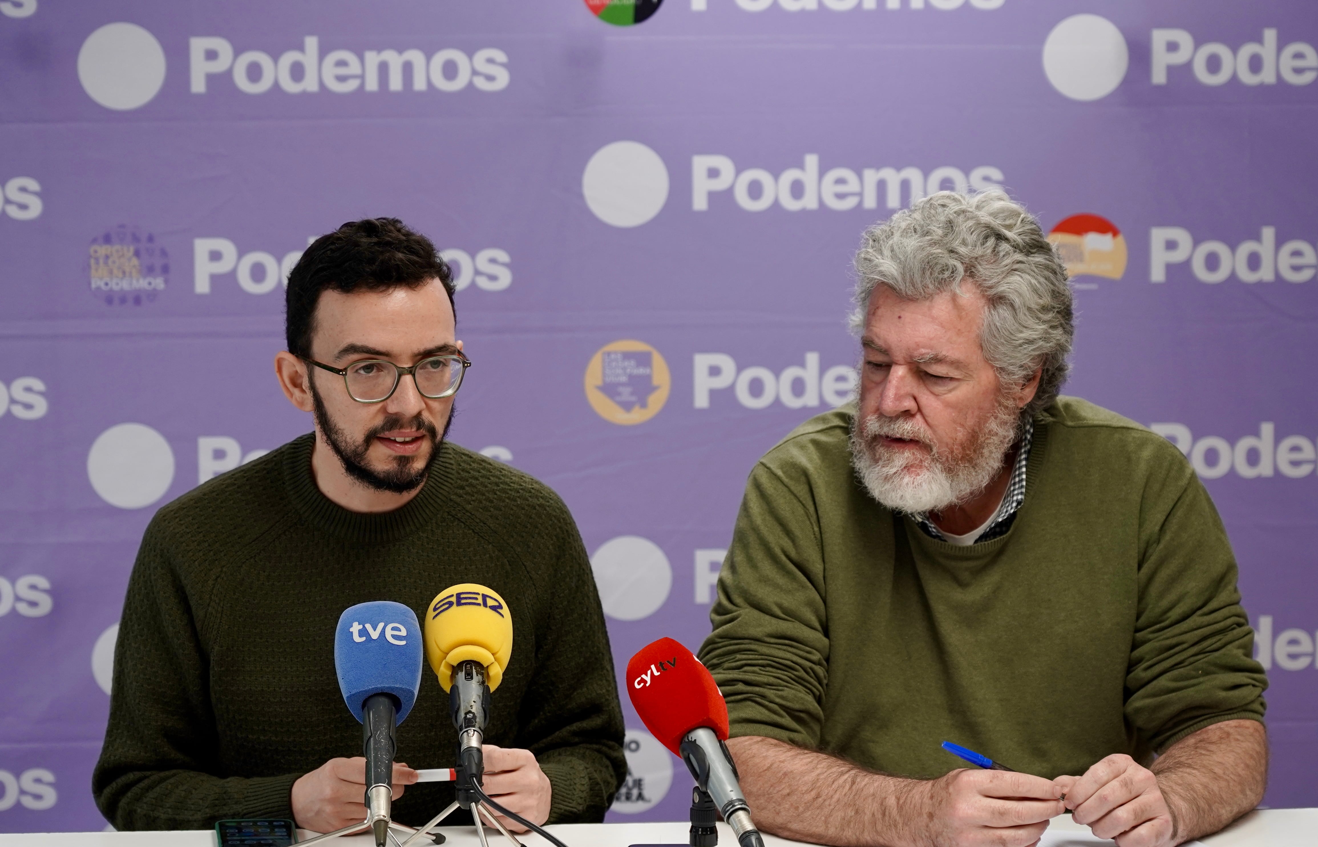 Miguel Ángel Llamas, coordinador de Podemos Castilla y León, y Juantxo López de Uralde, coordinador federal de Alianza Verde, ofrecen una rueda de prensa para anunciar su coalición electoral para las próximas elecciones de Castilla y León
