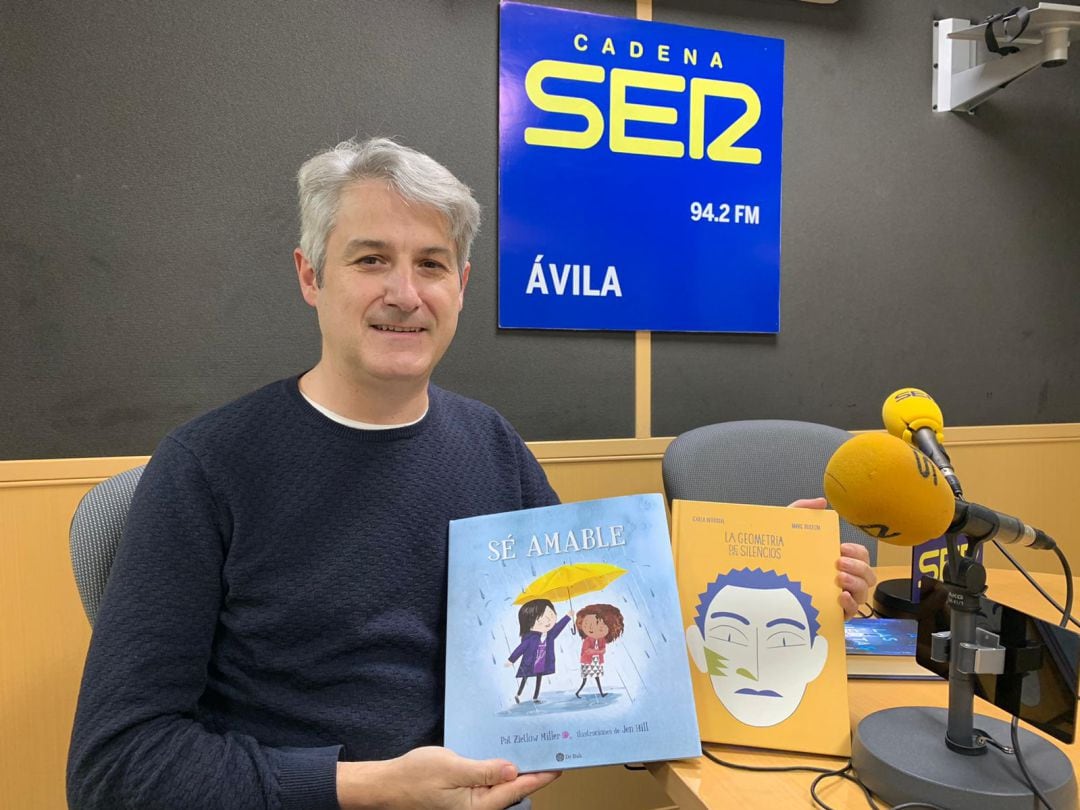 Gerardo Herrera con el primer libro de la nueva editorial y con otro editado por &#039;Autismo Ávila&#039;