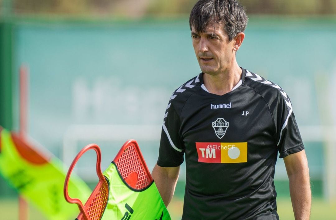 Pacheta dirigiendo un entrenamiento del Elche