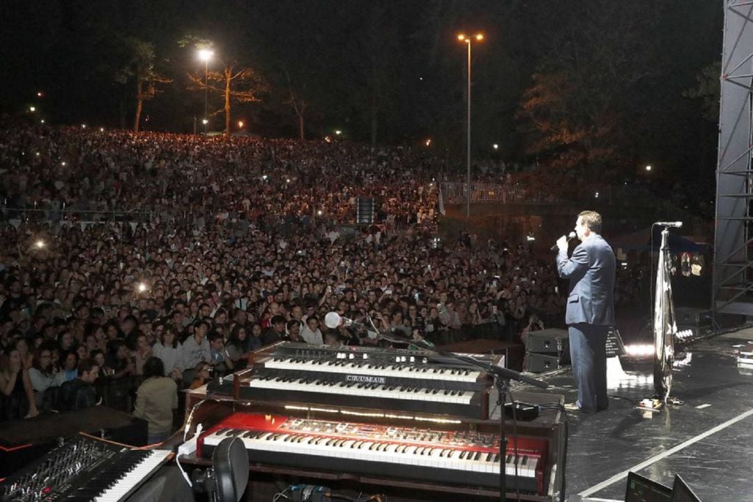 Abel Caballero se dirige al público de Castrelos en el concierto de Leiva