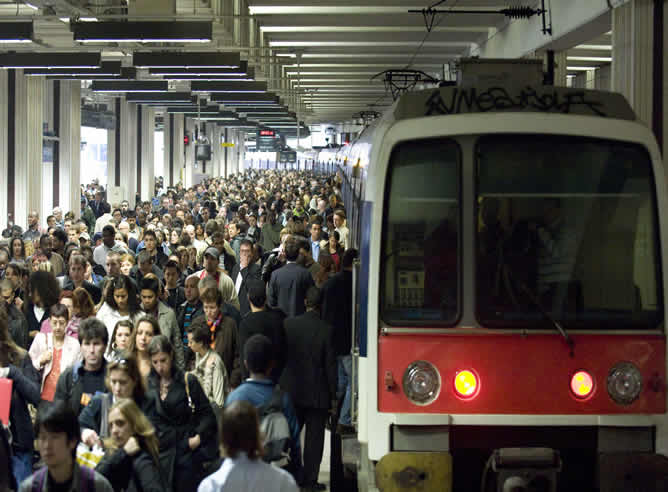 El 60% de los franceses apoya la huelga convocada hoy por las centrales sindicales en el sector público y privado para protestar por la reforma de las pensiones que pretende llevar a cabo el Gobierno para ampliar de 40 a 41 años el periodo de cotización. En la imagen la "Estación del Norte" en París