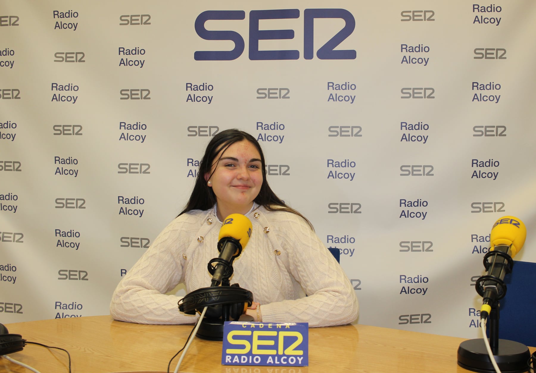 Carla Gisbert, en el estudio central de Radio Alcoy