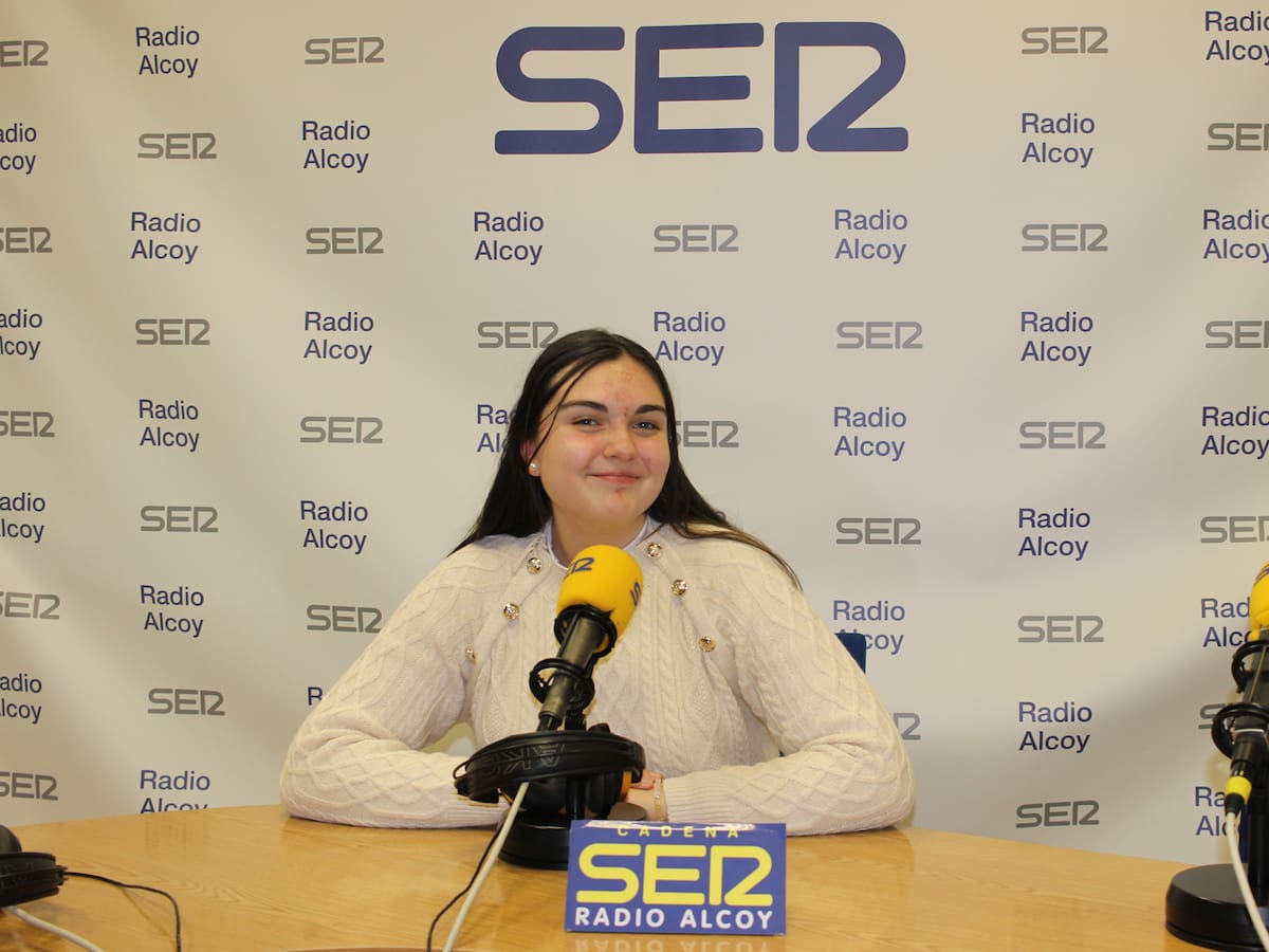 La joven flautista Carla Gisbert actúa con el reconocido músico Carlos Núñez en el Teatro Principal de Alicante