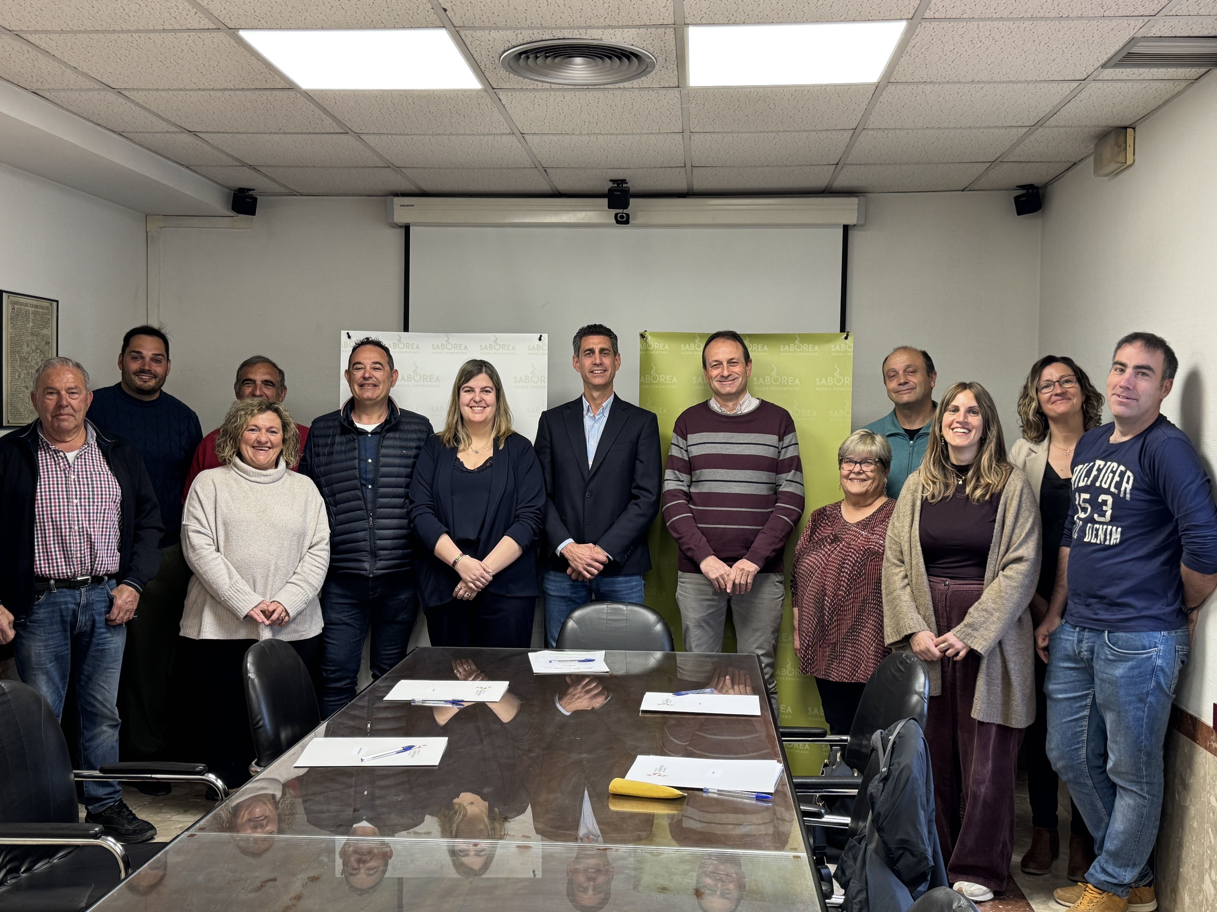 Los alcaldes con el  presidente de la  Comarca, Saúl Pérez y con la vicepresidenta, Pilar Lleyda