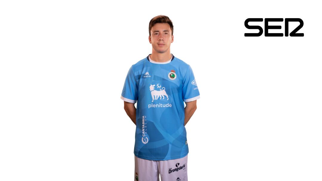 Saúl posa con la tercera equipación