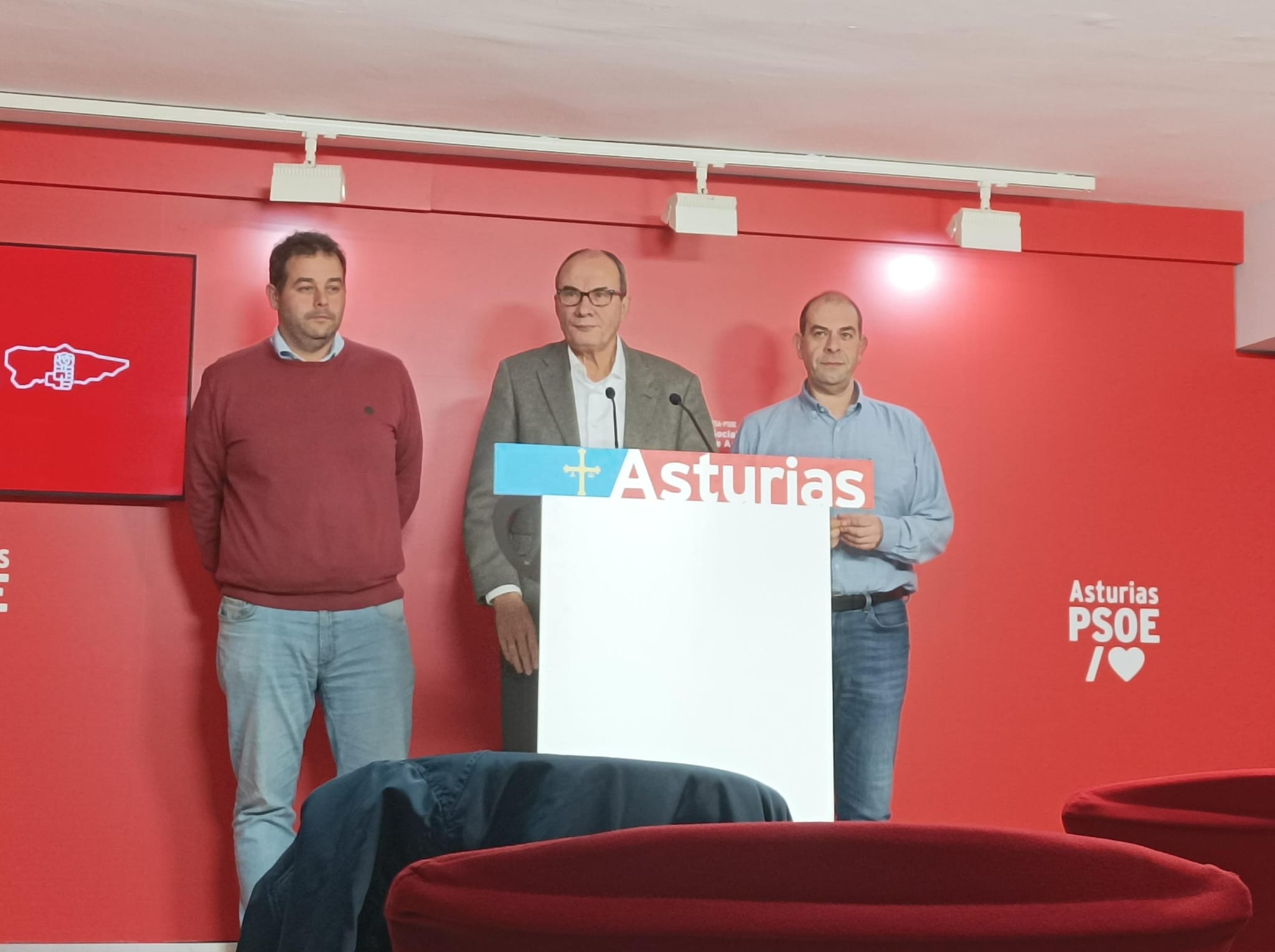 De izq. a derecha: El secretario de Organización de UGT Asturias, Abel Suárez;  el presidente de la Fundación, Jesús Sanjurjo; el secretario de Organización de la FSA-PSOE, Luis Ramón Fernández Huerga.