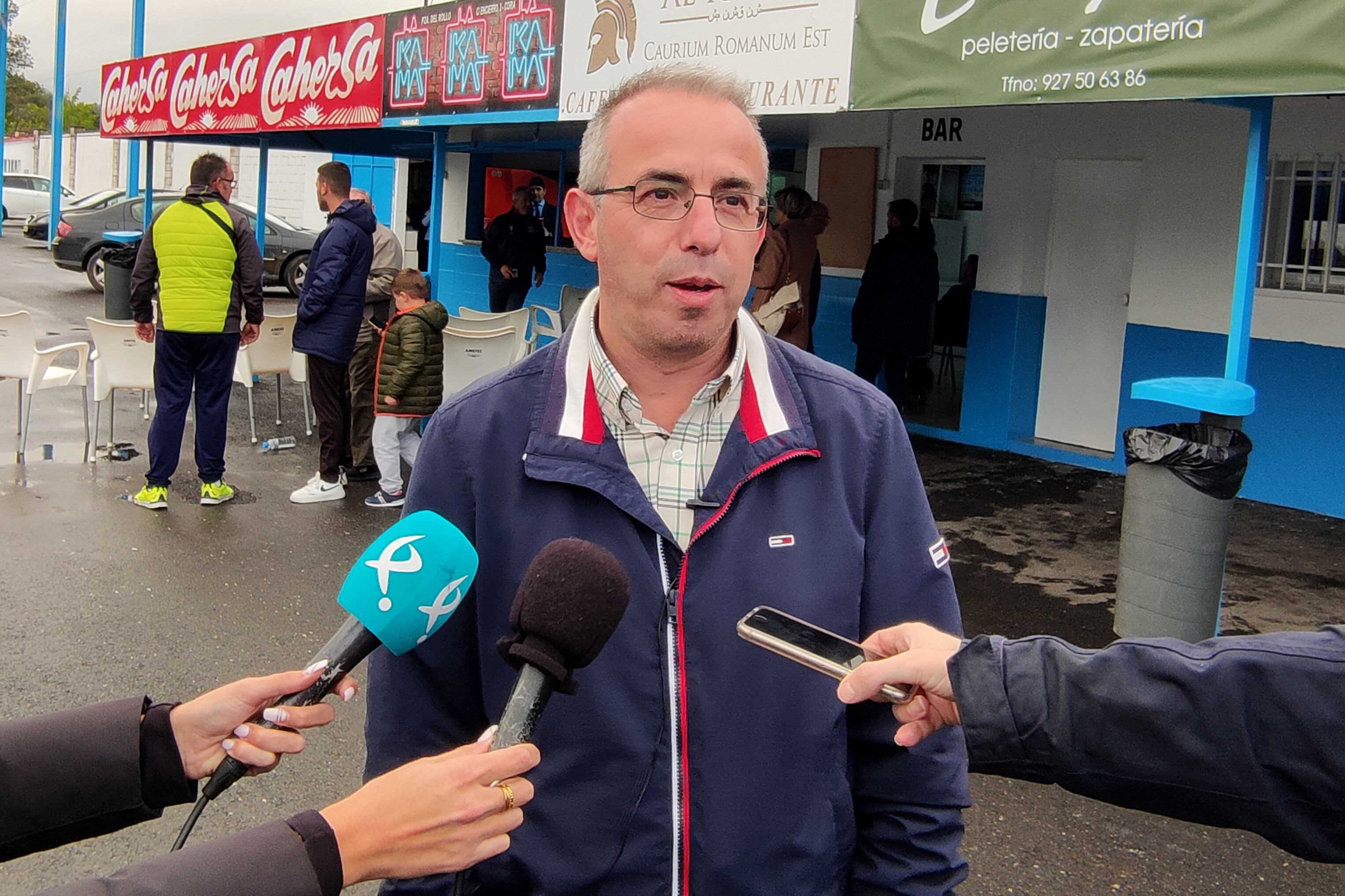 CORIA (CÁCERES), 16/11/2022.- El entrenador del Club Deportivo Coria, Alberto Urquía, este miércoles en declaraciones a los medios al saberse que se medirá a la Real Sociedad en la segunda ronda de la Copa del Rey. EFE/ Eduardo Palomo
