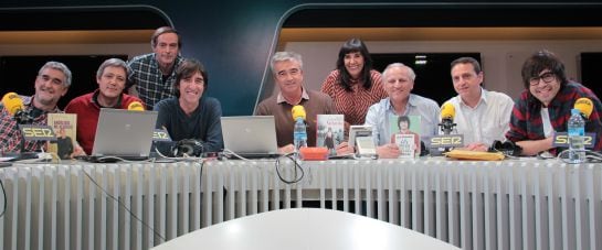 De izquierda a derecha: Juanma Iturriaga, Javier Sagarna, Isaías Lafuente, Benjamín Prado, Carles Francino, Nieves Concostrina, Álex Grijelmo, Roberto Sánchez y Luis Piedrahíta