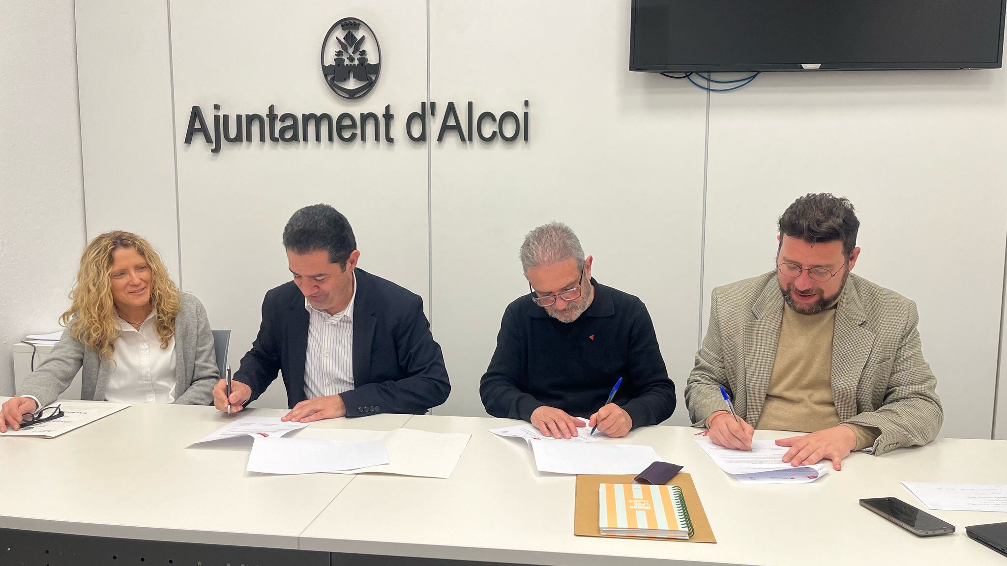 Firma del acuerdo para aprobar los presupuestos municipales en Alcoy