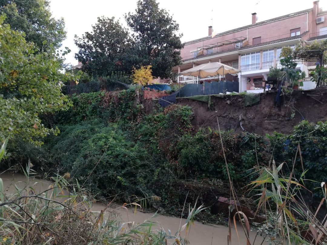 Varias casas de la calle Alameda y Álamo de Arroyomolinos han sufrido desprendimientos en sus parcelas