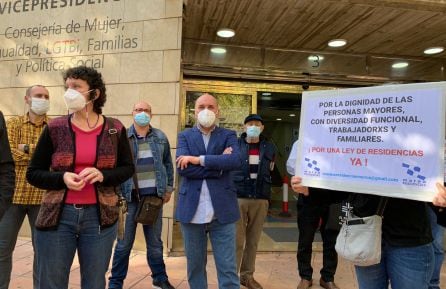 María Marín (Podemos) se ha mostrado indignada por lo que está sucediendo. En la foto, junto a una de las pancartas, también aparece José Luís Álvarez-Castellanos, de IU