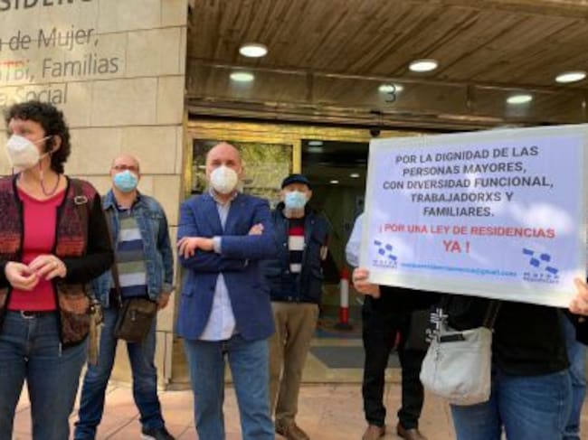 María Marín (Podemos) se ha mostrado indignada por lo que está sucediendo. En la foto, junto a una de las pancartas, también aparece José Luís Álvarez-Castellanos, de IU