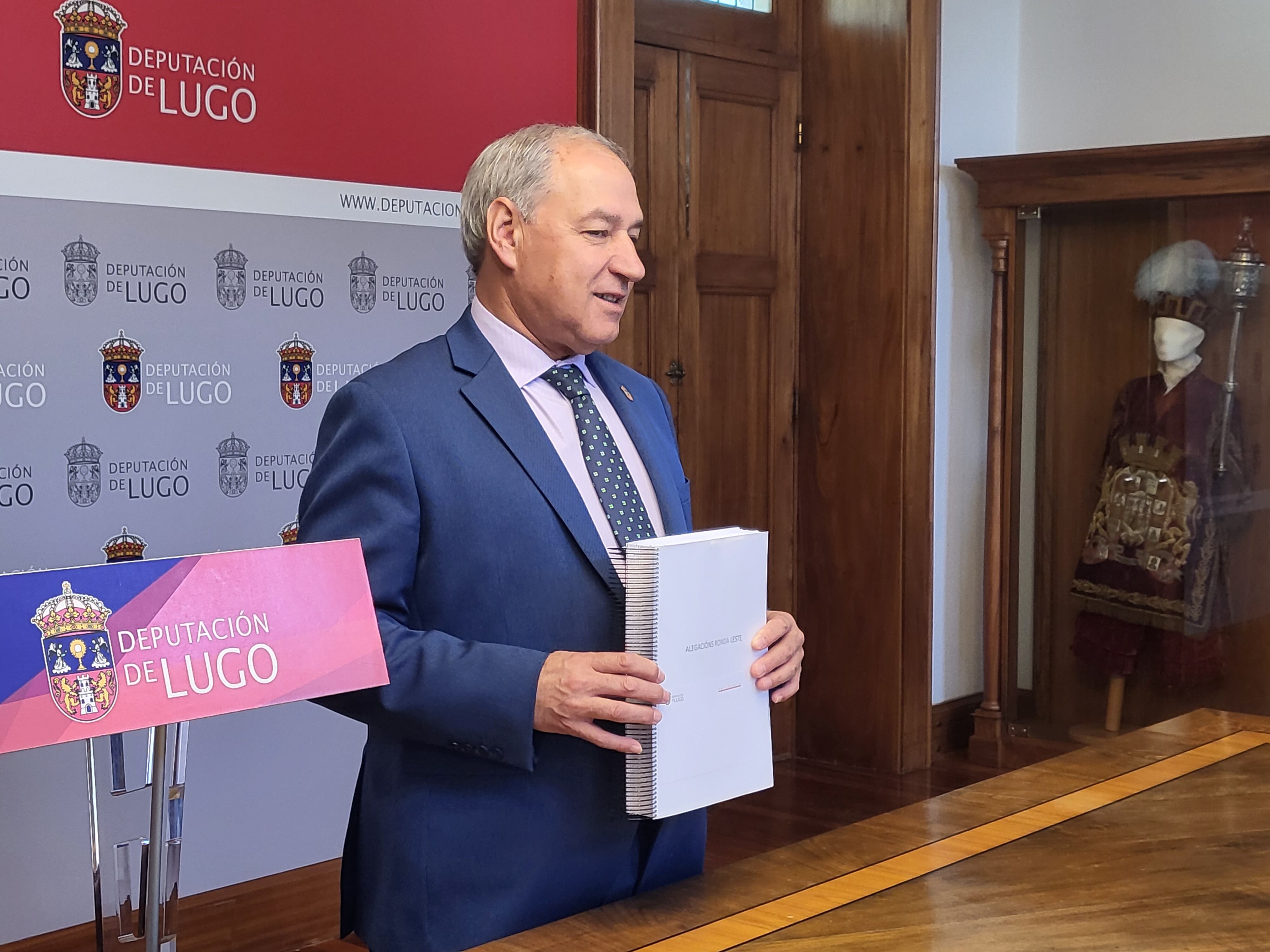 El presidente de la Diputación de Lugo, José Tomé, exhibe las alegaciones a la Ronda Este