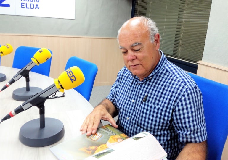 Ramón González, Presidente de la Cofradía de los Santos Patronos de Elda, disfrutando de la revista Fiestas Mayores 2018 en el estudio de Radio Elda