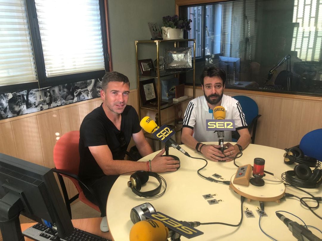 El entrenador del Numancia Luis Carrión, con José Carlos San José, en SER Deportivos Soria.