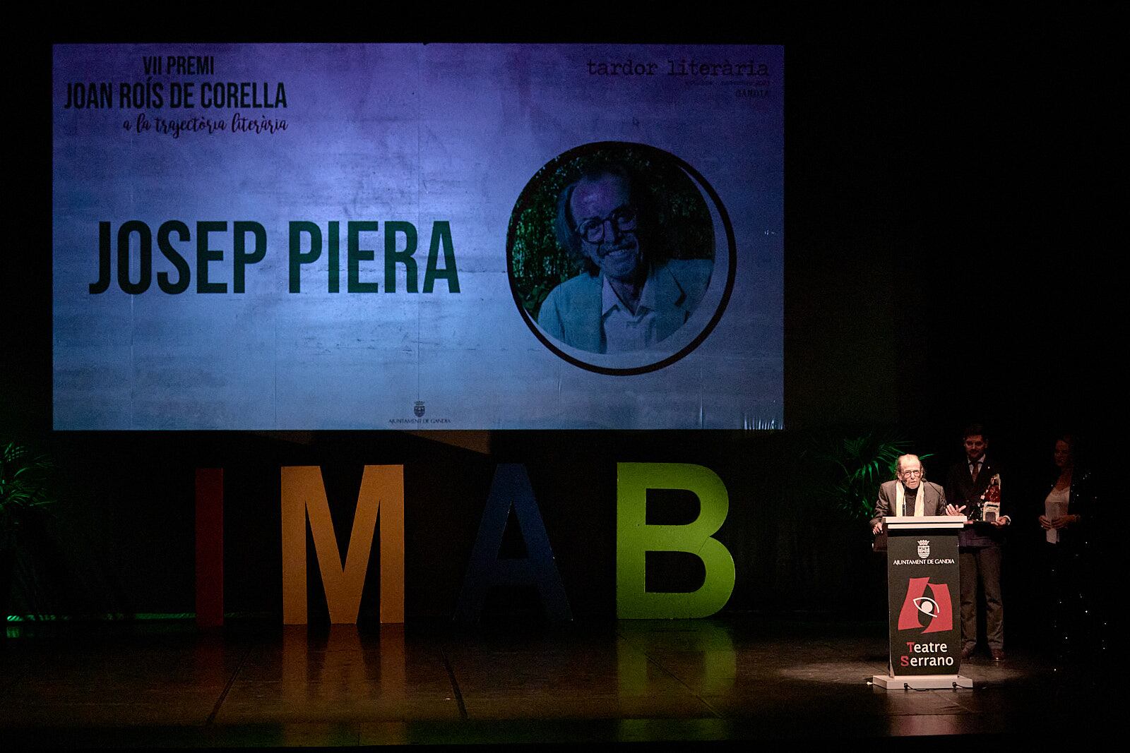 Josep Piera al recoger el premio a la trayectoria Joan Roís de Corella.