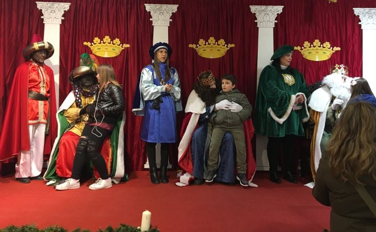 Los Reyes Magos reciben a los niños en el Hospital de Santiago horas antes de la cabalgata