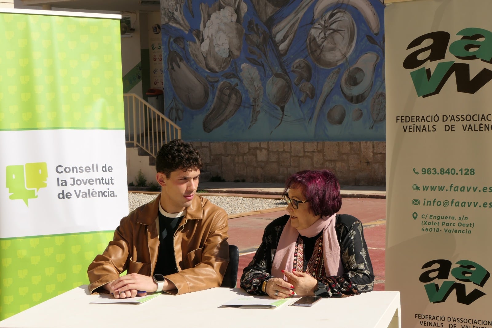 Pablo Bottero, presidente del CVJ, y María José Broseta, presidenta de la FAAVV, presentan el acuerdo de colaboración entre ambas entindades en el Colegio Ballester Fandos, del barrio de la Malvarrosa.