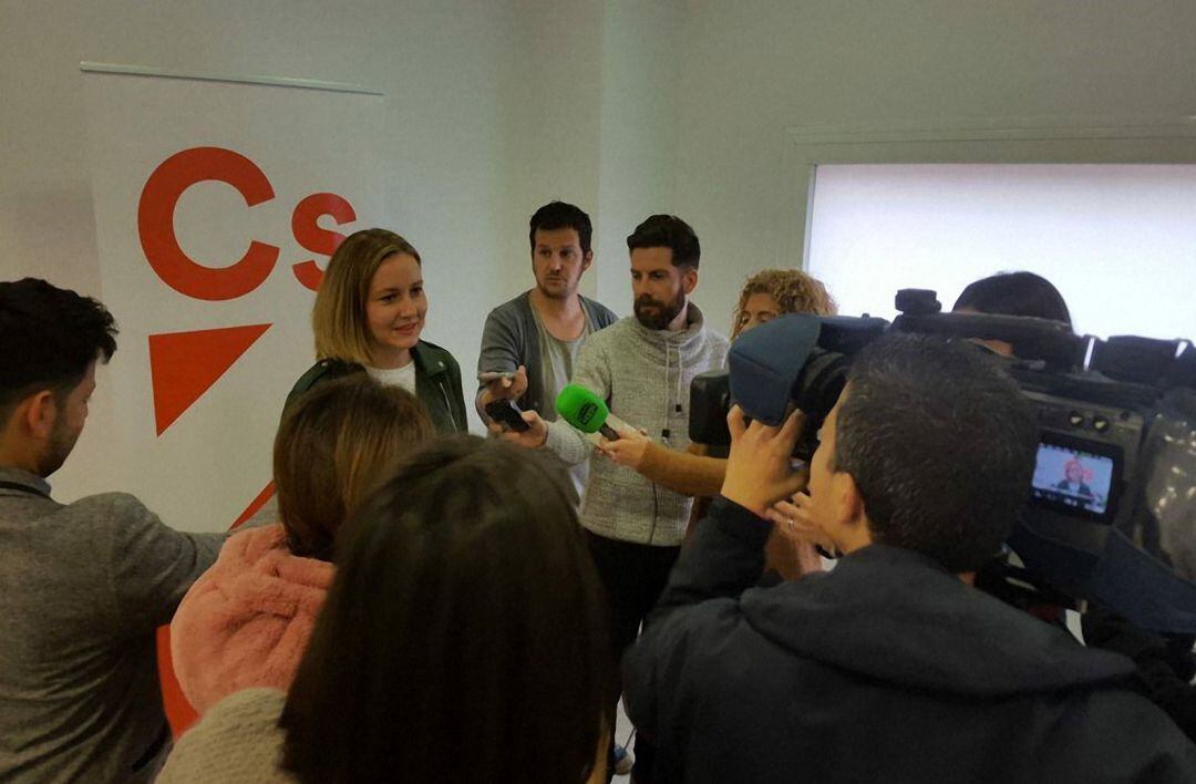 La candidata de Ciudadanos al Congreso, Marián Adán, atiende a los medios.