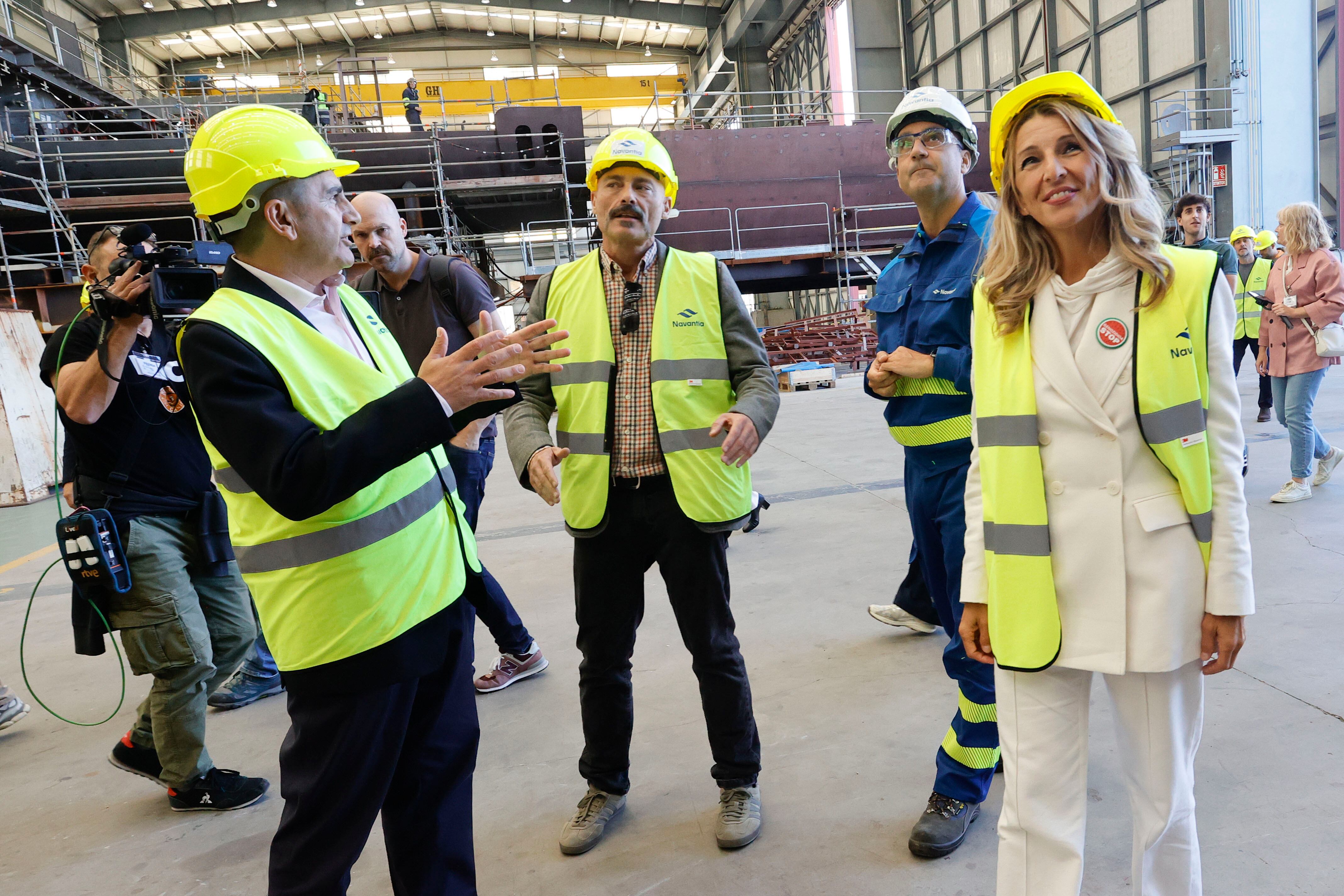 La vicepresidenta segunda del Gobierno y ministra de Trabajo, Yolanda Díaz, junto al delegado del Gobierno en Galicia, Pedro Blanco, este jueves en el astillero de Navantia Ferrol (foto: Kiko Delgado / EFE)
