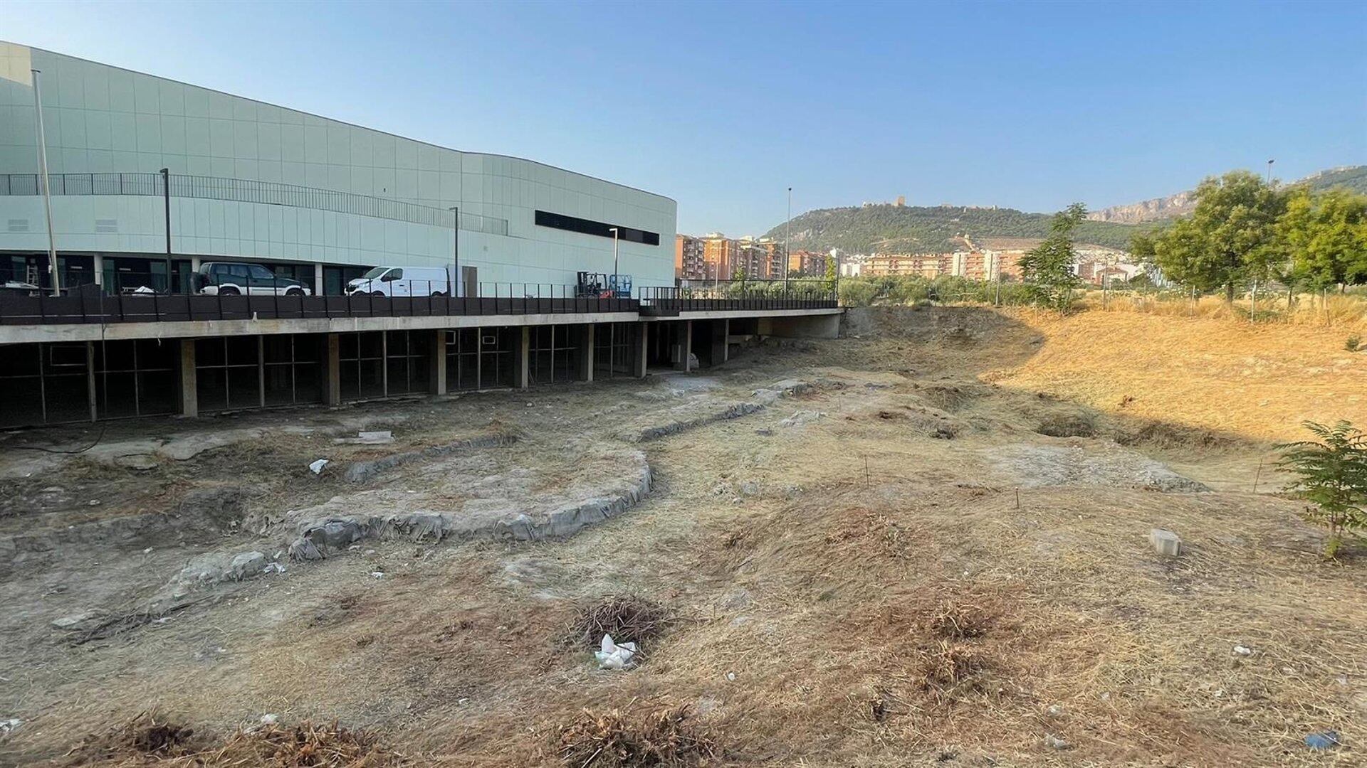 El Conservatorio Superior de Música con los restos arqueológicos en primer plano.