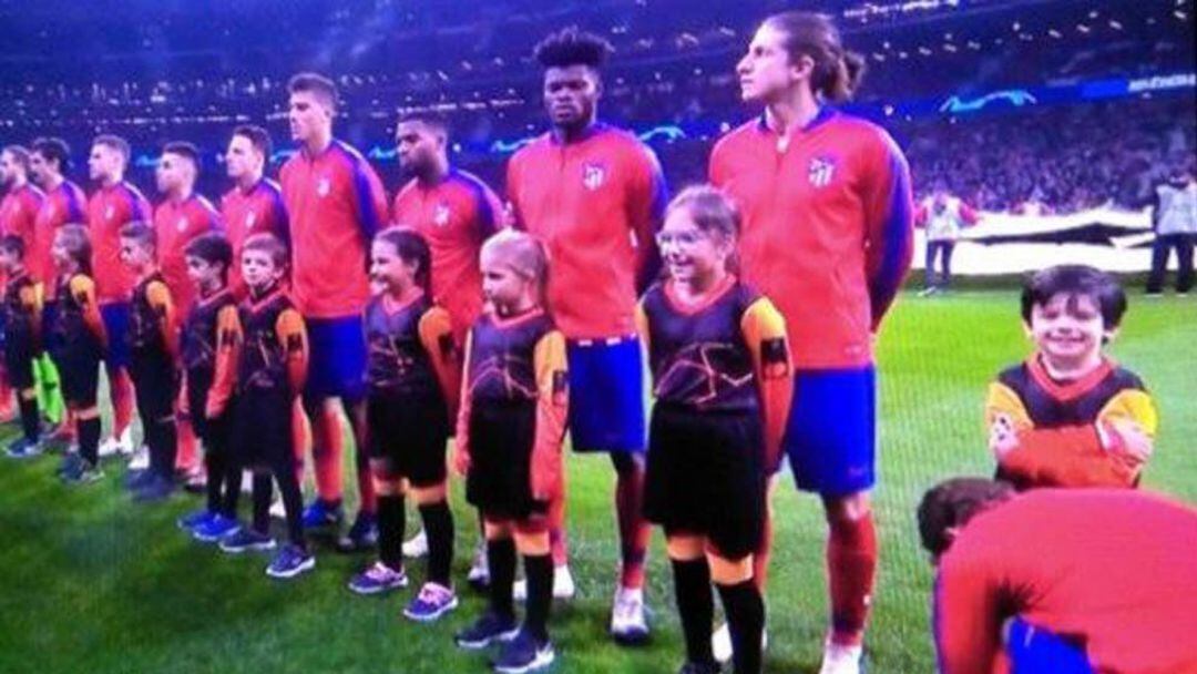 Antoine Griezmann, atando los cordones al niño con el que saltó al Wanda Metropolitano