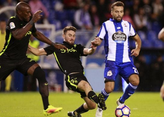 Bruno Gama maneja el balón ante la presión de los jugadores del Sporting