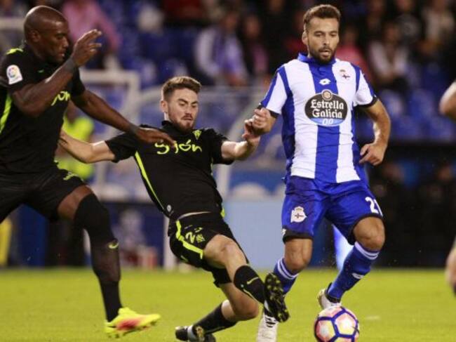 Bruno Gama maneja el balón ante la presión de los jugadores del Sporting