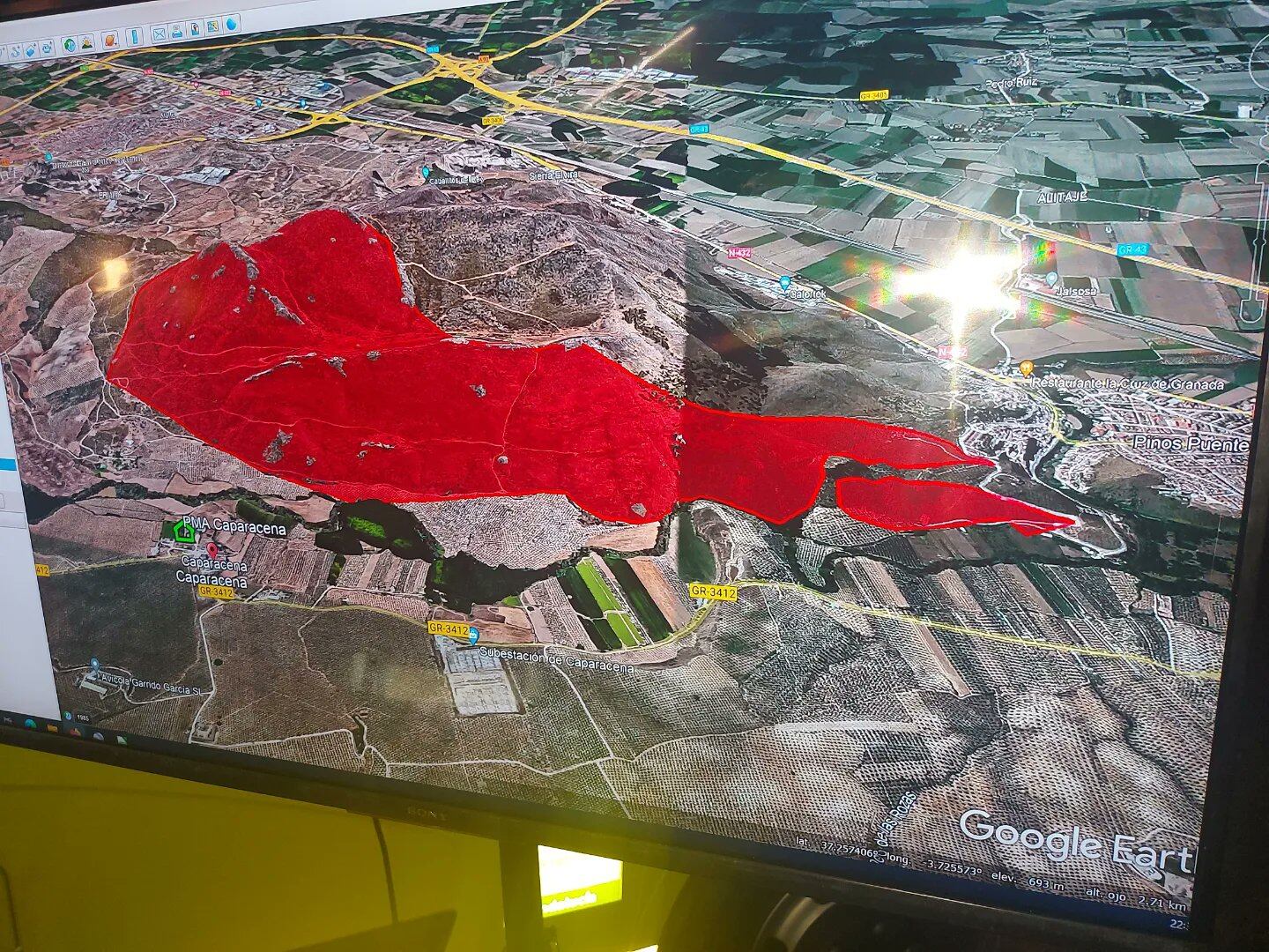 Mapa del terreno calcinado a última hora de este lunes por el incendio de Sierra Elvira, entre Pinos Puente, Atarfe y Albolote (Granada) en una imagen de los Bomberos de Granada
