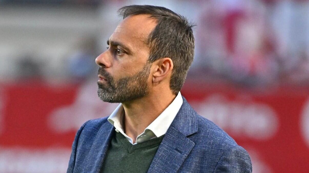 Fran Fernández, técnico del Real Murcia, dirige al equipo en el Enrique Roca.