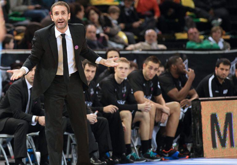  El entrenador del Bilbao Basket Sito Alonso (i), en el partido ante el Tuenti Móvil Estudiantes, correspondiente a la novena jornada de liga Endesa disputado hoy en el BilbaoArena. 