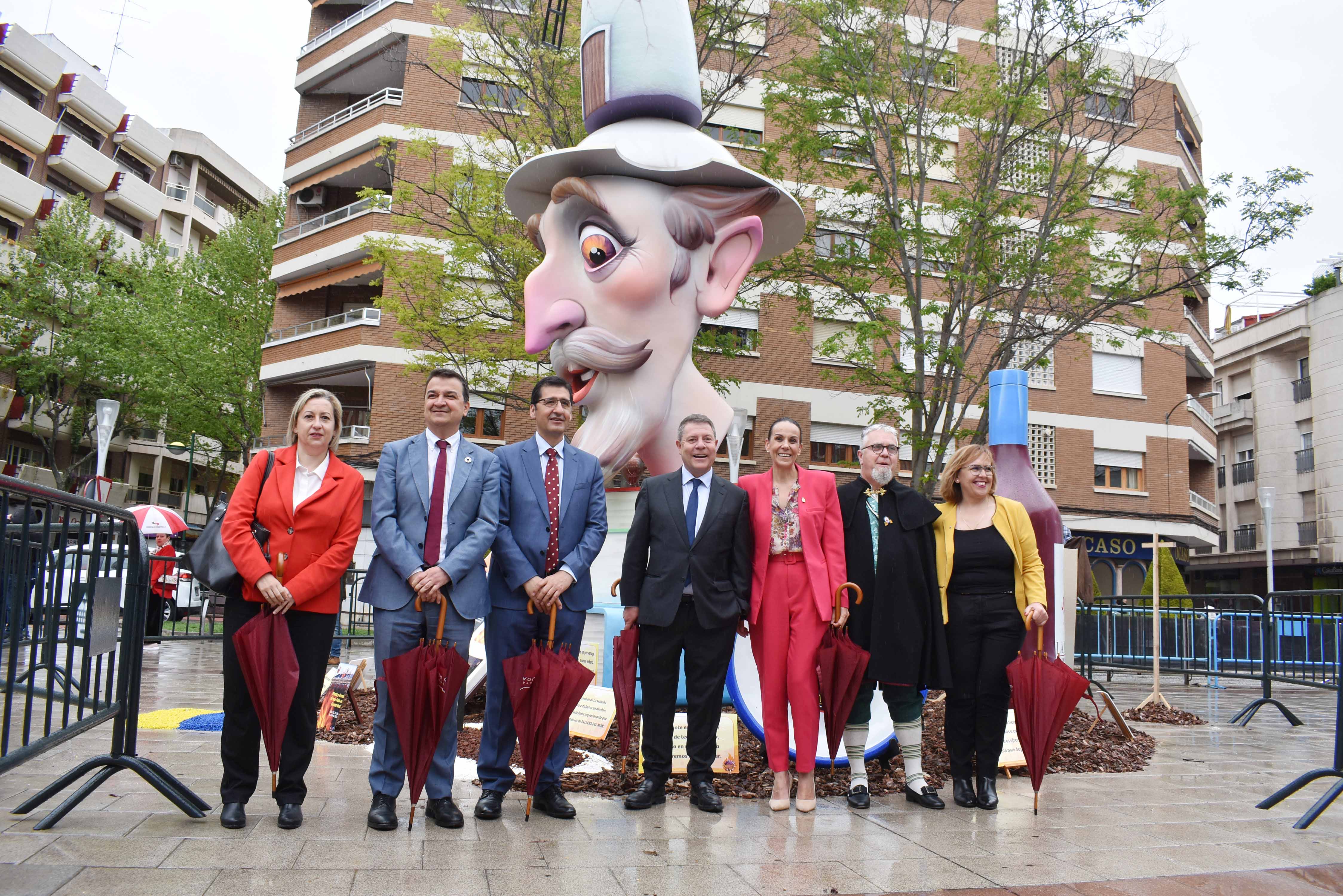 La falla instalada en la Plaza de la Constitución ha sido visitada por el presidente de Castilla-La Mancha, entre otras autoridades