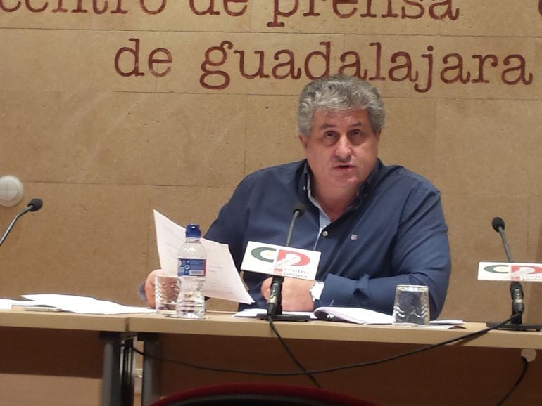 César Urrea, ex alcalde PP Chiloeches, en la rueda de prensa