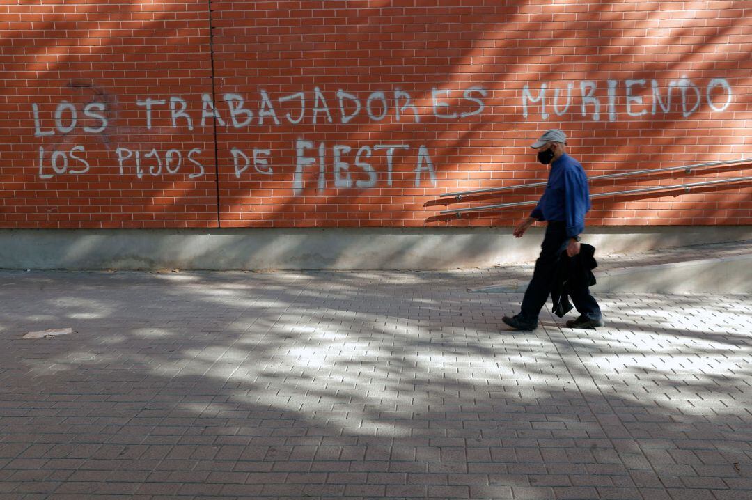 El Colegio Mayor &quot;Galileo Galilei&quot; y sus alrededores amanecieron hoy con pintadas alusivas al brote de Covid-19 detectado la pasada semana y que obligó a suspender las clases presenciales a 25.000 alumnos del campus de la Universidad Politécnica de Valencia (UPV)