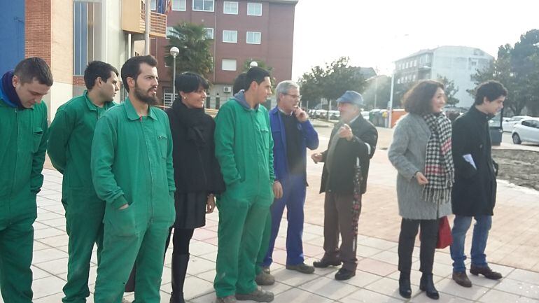 Alumnos de la escuela taller junto a la alcaldesa, el concejal de urbanismo y la presidenta del IMFE