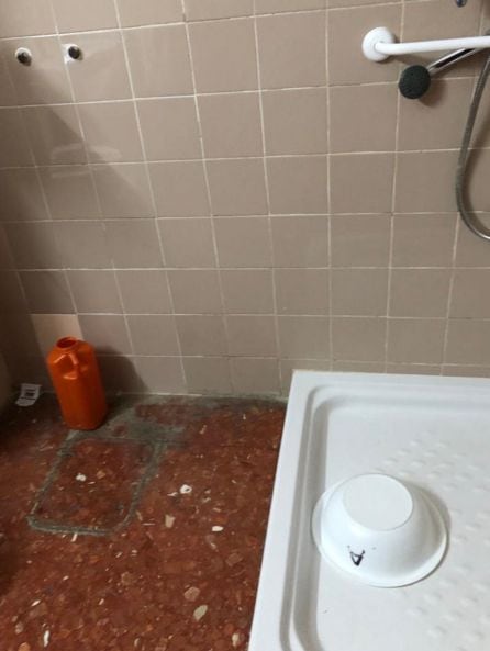 Baños compartidos por pacientes, personal sanitario y visitantes en el hospital militar de Mislata