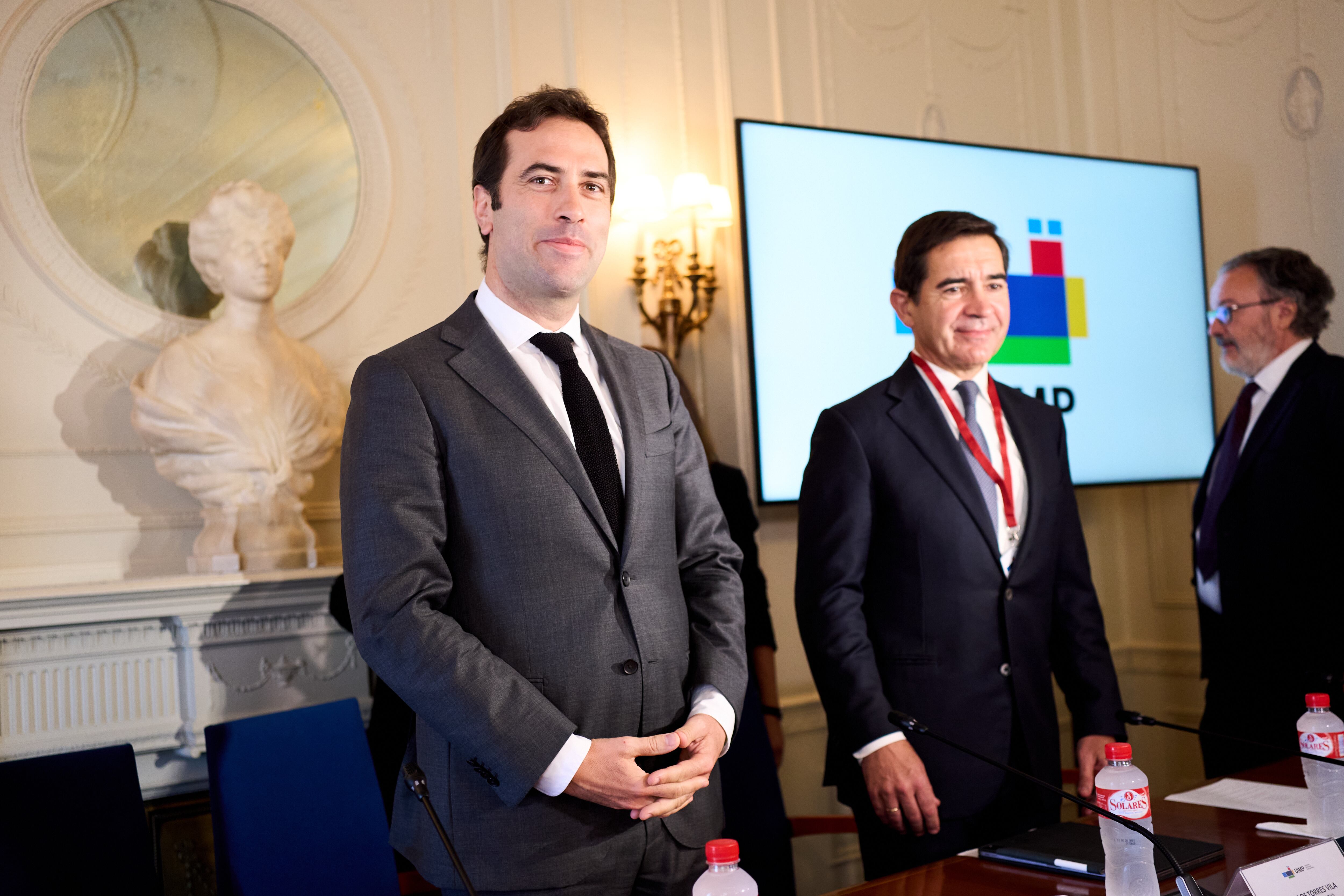 El ministro de Economia, Carlos Cuerpo (izquierda) y el presidente del BBVA, Carlos Torres (derecha) durante la inauguración de un curso de verano organizado por la Asociación de Periodistas de Información Económica el pasado verano en Santander (Foto de Juanma Serrano/Europa Press via Getty Images)