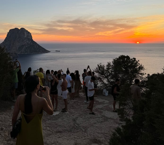 Turistas en el Mirador de es Vedrà