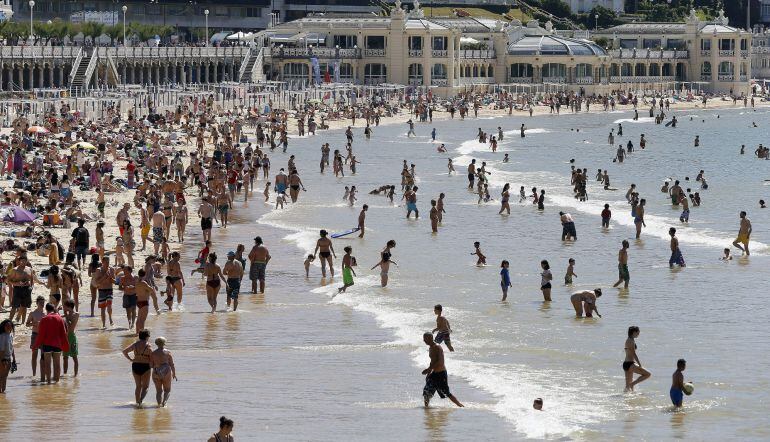 Bañistas en la playa de La Concha de San Sebastián