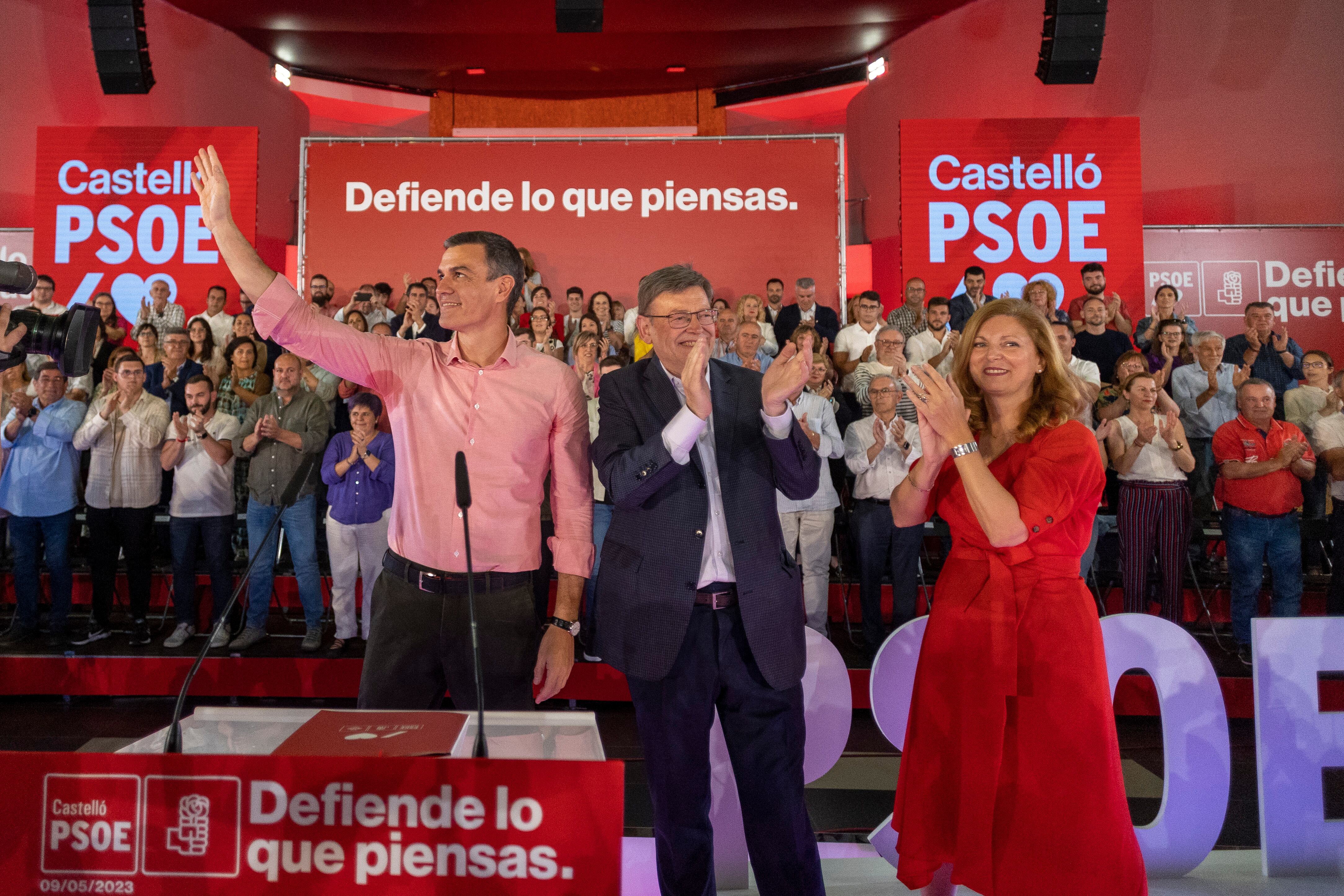 GRAFCVA3295. CASTELLÓN DE LA PLANA, 09/05/2023.-El secretario general del PSOE y presidente del Gobierno, Pedro Sánchez,(en la imagen, junto al president Puig y la candidata Amparo Marco) ) celebra su segundo acto preelectoral en cinco días en la Comunitat Valenciana, donde las encuestas pronostican un resultado muy ajustado entre la opción de reeditar el gobierno de coalición liderado por Ximo Puig y la de un giro a un ejecutivo encabezado por el PP.EFE/ Domenech Castelló
