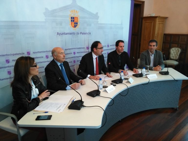 Momento de la firma entre Ayuntamiento de Palencia y Cámara Oficial de Comercio e Industria de Palencia