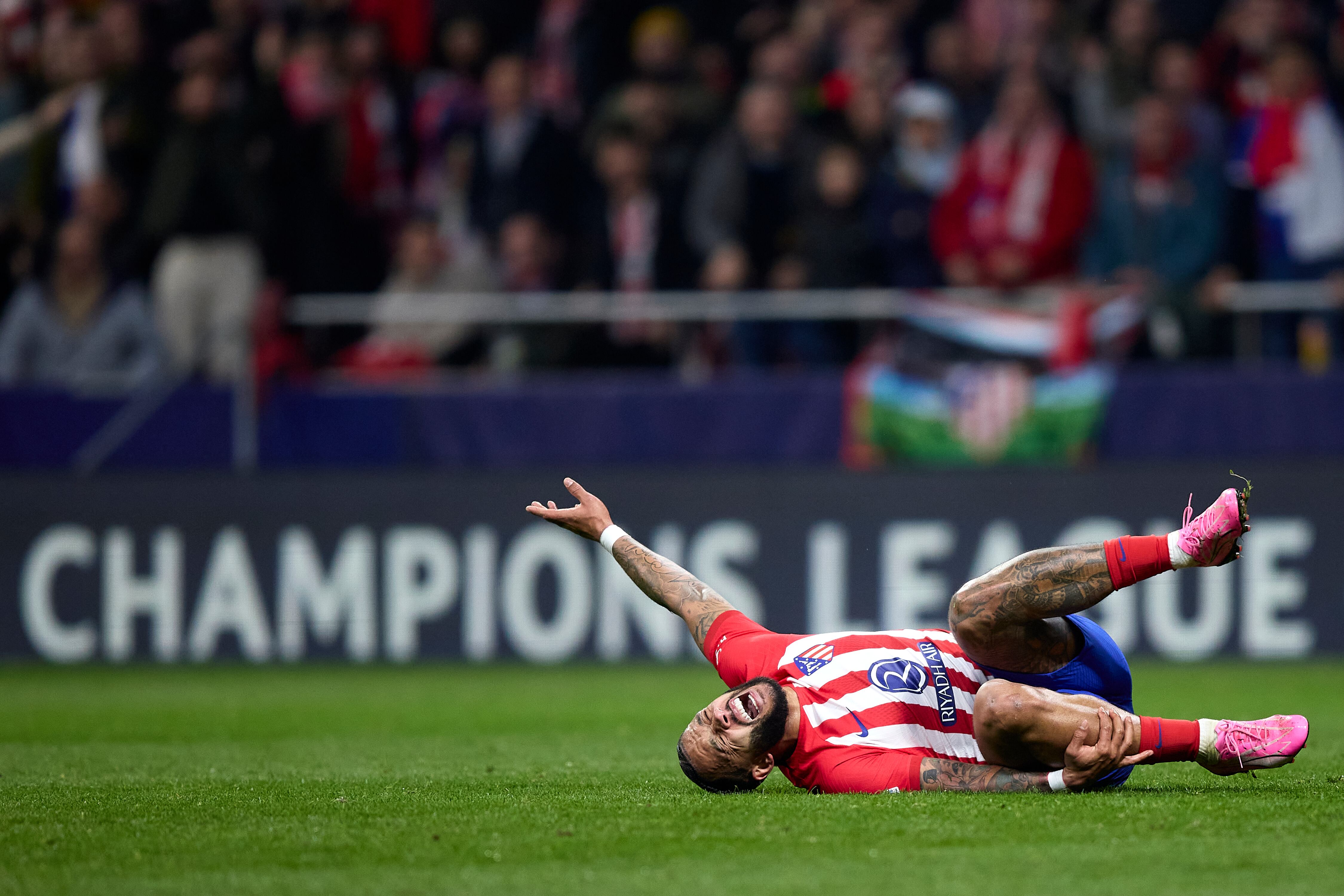 Memphis, doliéndose en el suelo durante el partido de Champions League enetre Atlético de Madrid e Inter de Milán