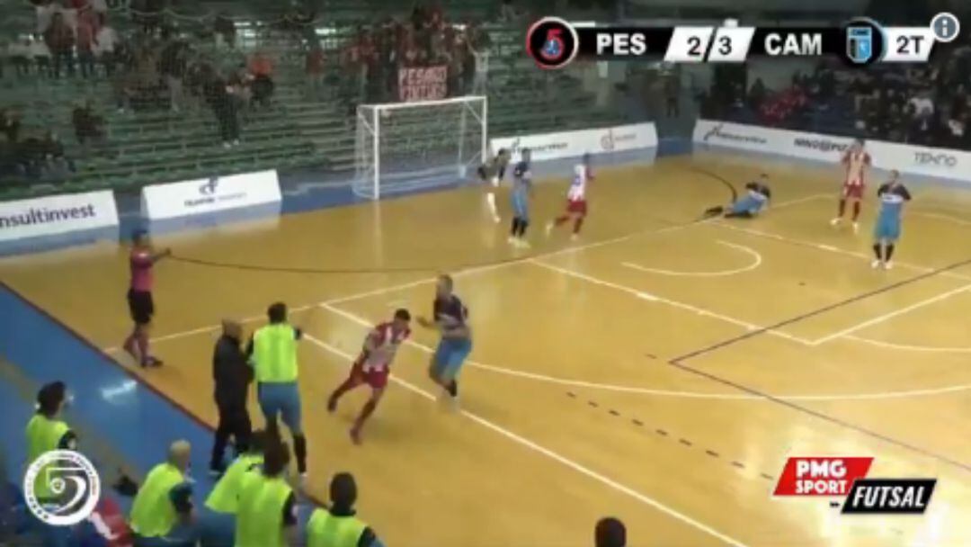 Los jugadores, justo después del gol del partido