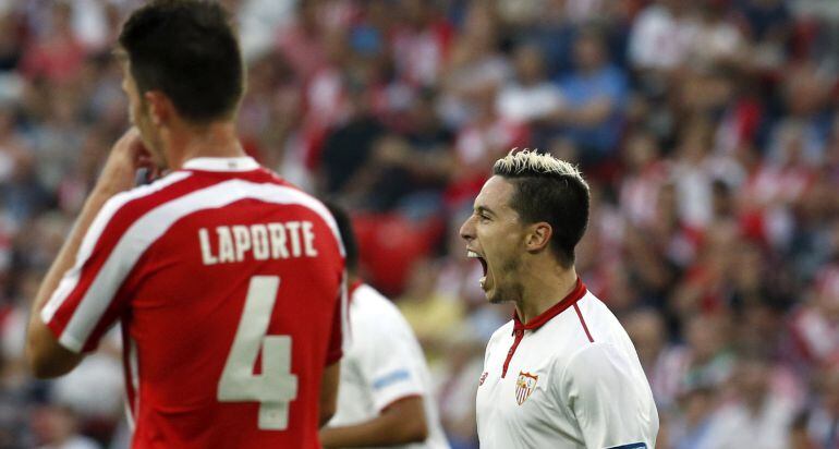 El centrocampista francés del Athletic Samir Nasri (d) celebra ante el defensa francés del Athletic de Bilbao Aymeric Laporte (i) el gol del empate 1-1, durante el partido de la sexta jornada de Liga de Primera División que se juega hoy en San Mamés, en B