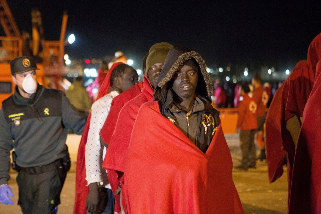 La Guardia Civil custodia la llegada del centenar de inmigrantes en la noche de este miércoles