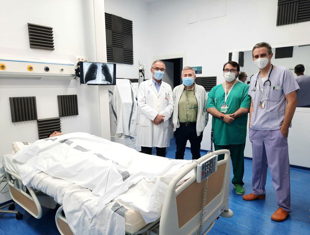 El equipo médico en el laboratorio de simulación del Hospital General de Alicante