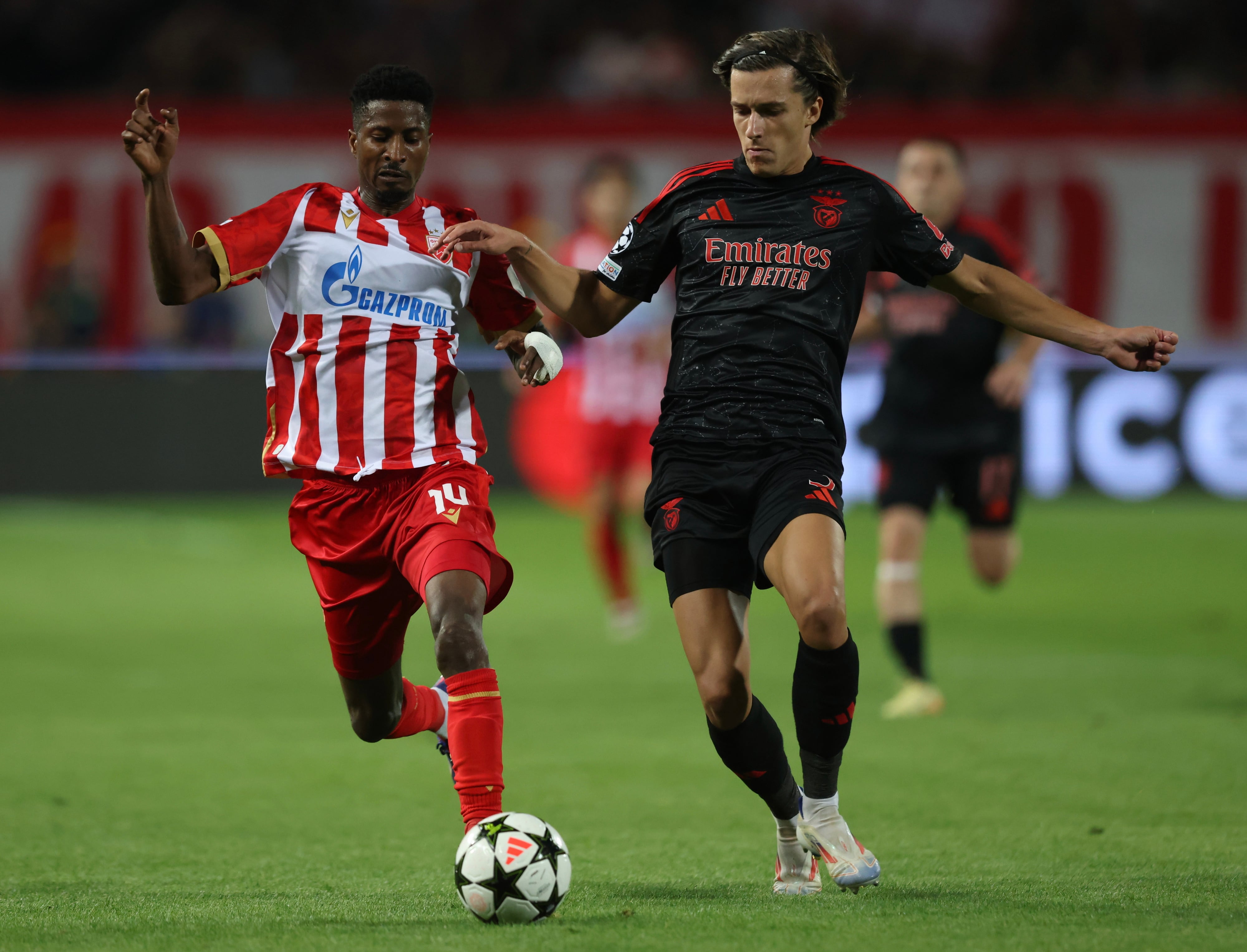 El ferrolano Álvaro Fernández Carreras, en una jugada del partido de este jueves en Belgrado (EFE/EPA/ANDREJ CUKIC)