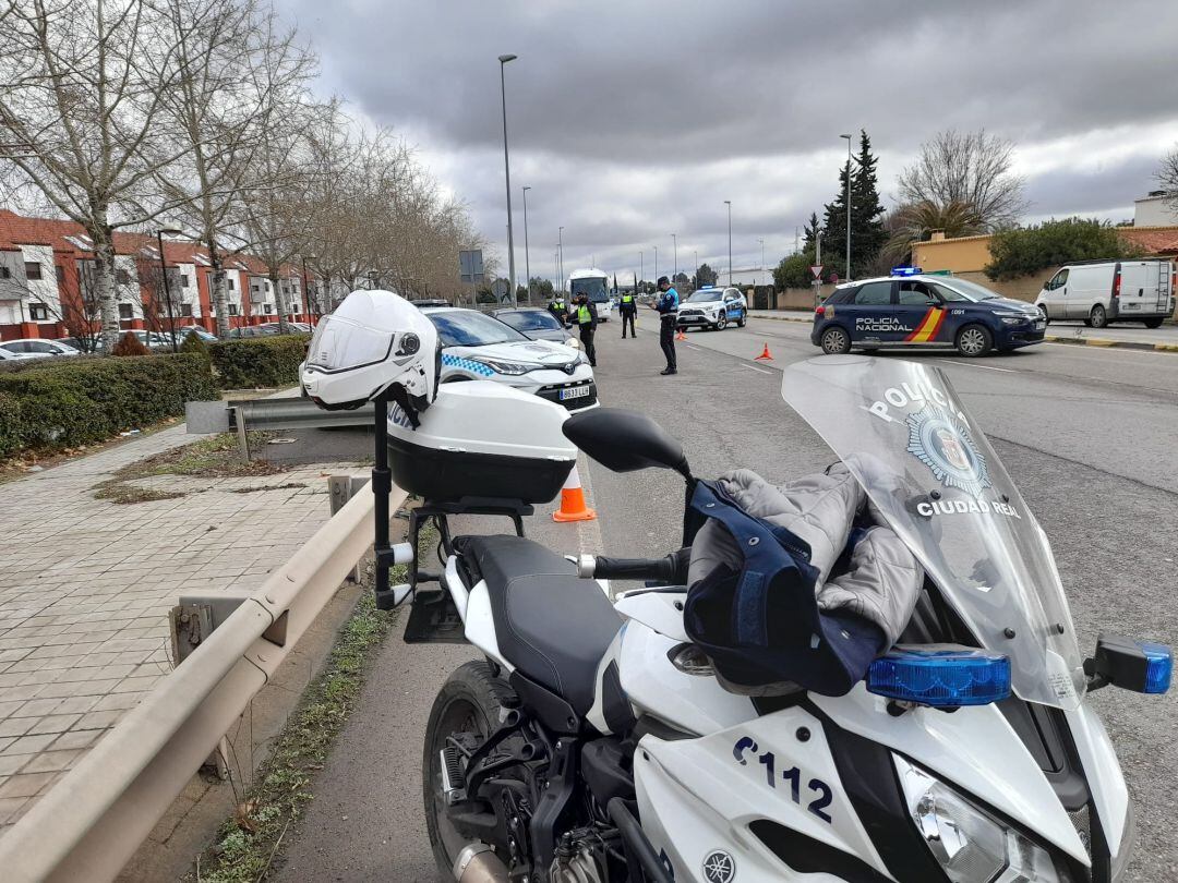 Uno de los controles que realiza la Policía Local por el cierre perimetral