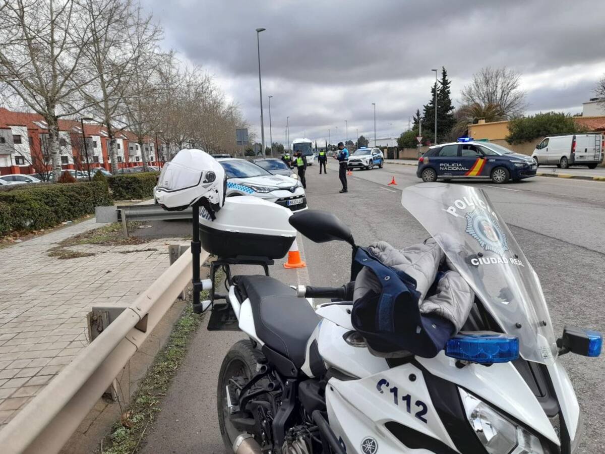 Le pillan con varias latas de cerveza abiertas en el coche y dice que eran para reciclar